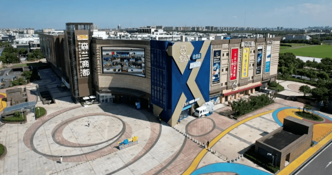 在商业上,周边有阳光天地,森兰商都,森兰花园城等商业,可完全满足日常