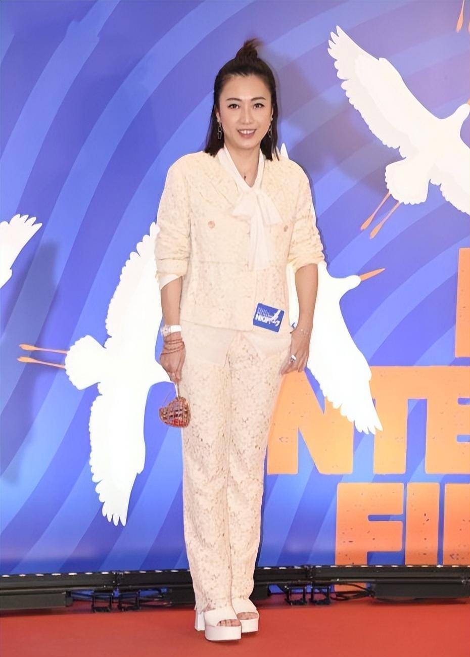 一身蕾丝衣拎着心形手包,可真显嫩_甘比_漂亮_衣服