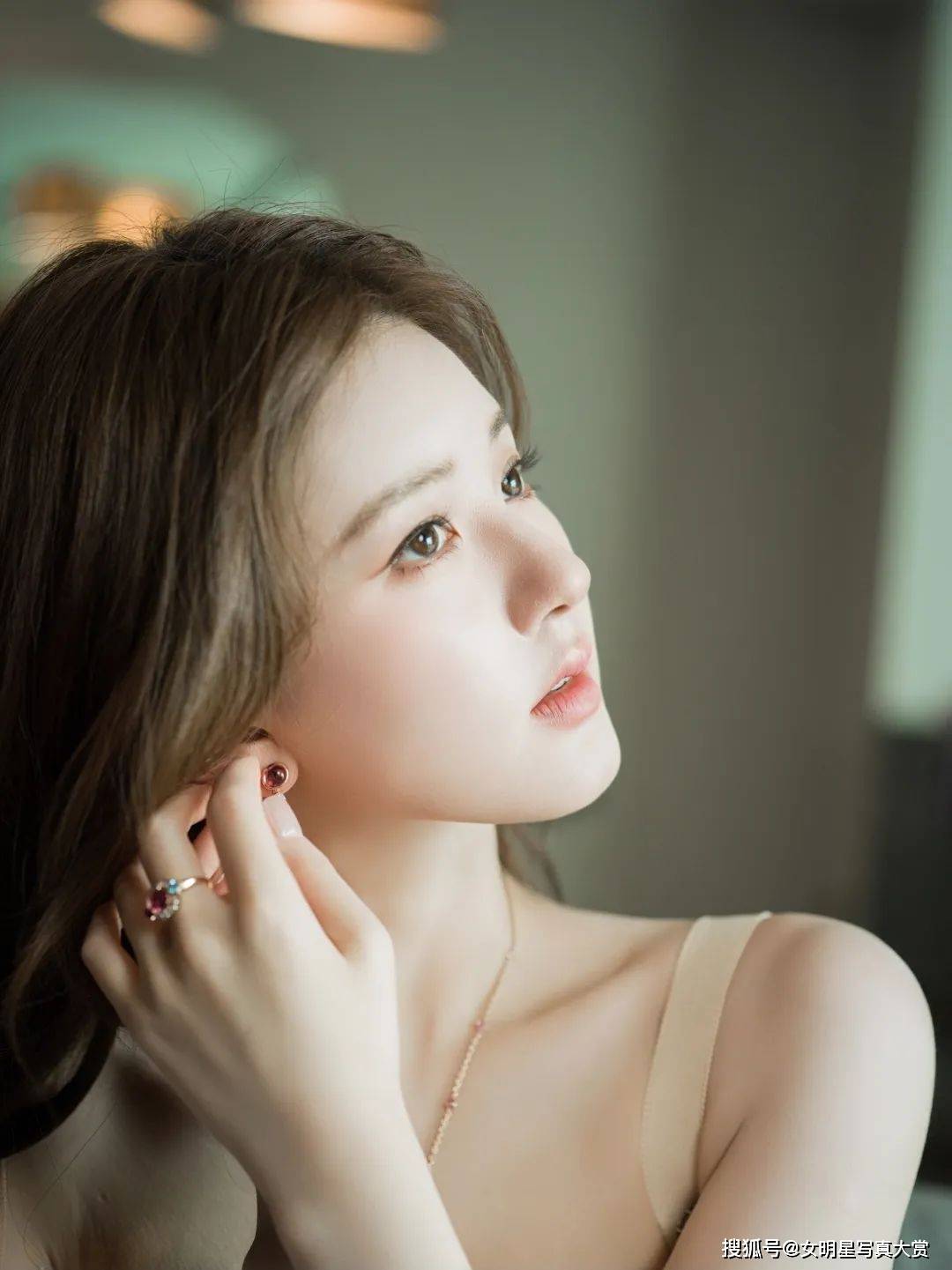 【赵露思性感写真美图】吊带抹胸裙,优雅美艳,泰国曼谷活动_造型_显得