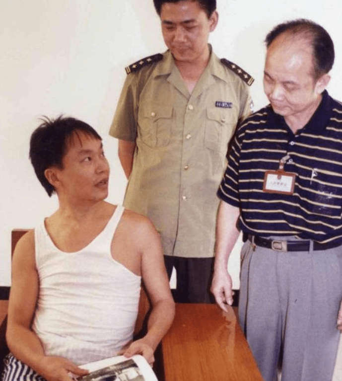 之后他就被香港警方捉走了.在监狱里面张子强认识了叶继欢的两个马仔.