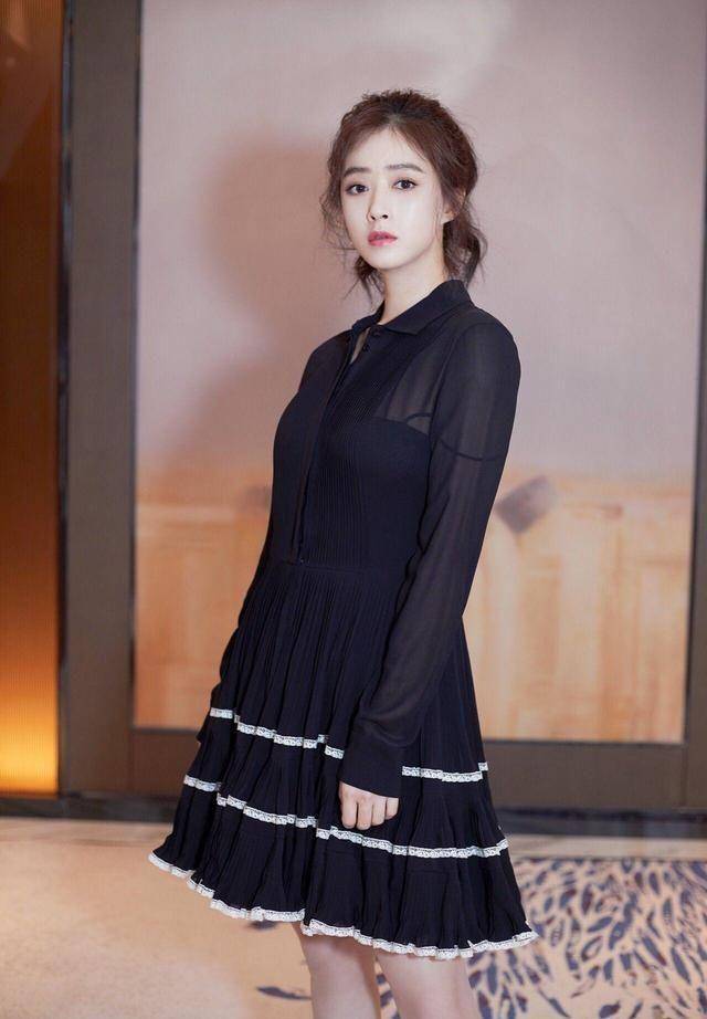 35岁蒋欣换造型,一款锁骨短发搭配休闲装,显小10岁都不止,真美_齐刘海