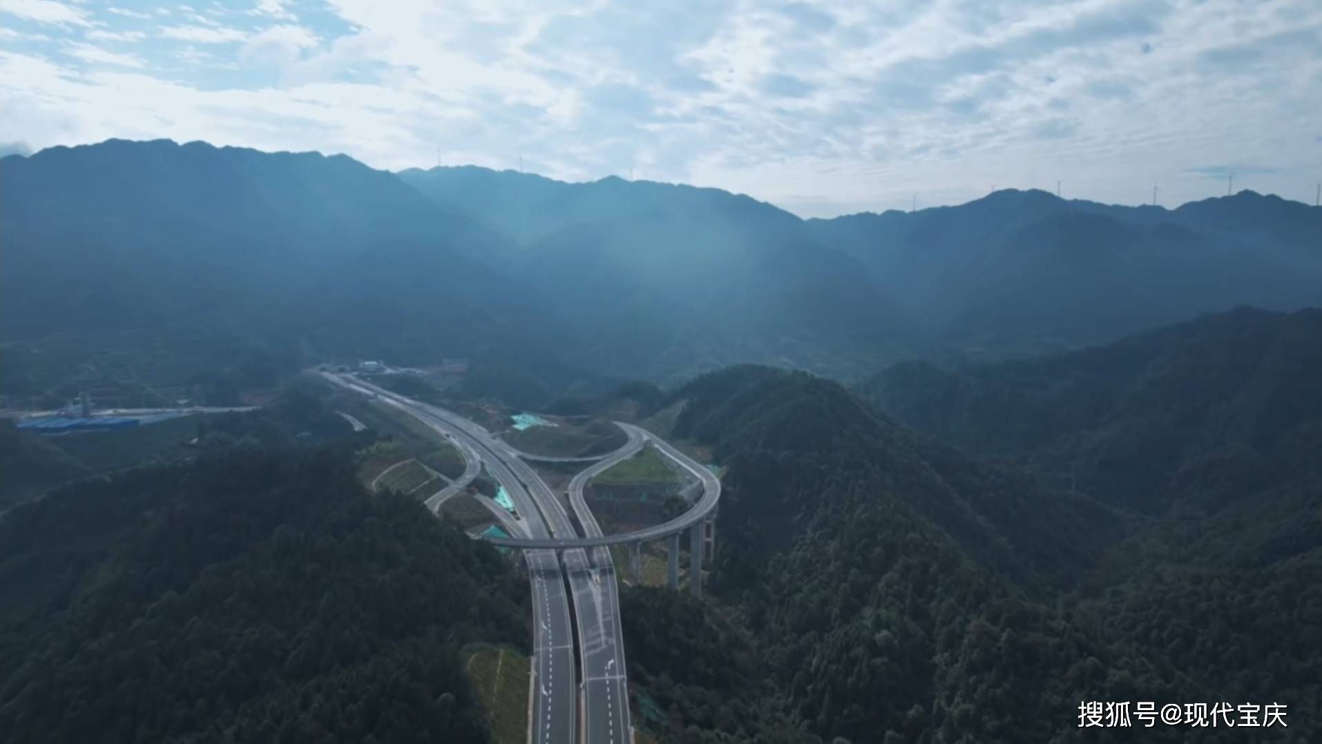芷铜高速,这条沟通湖南省西部与湘黔两省交界处的关键纽带,是重庆经