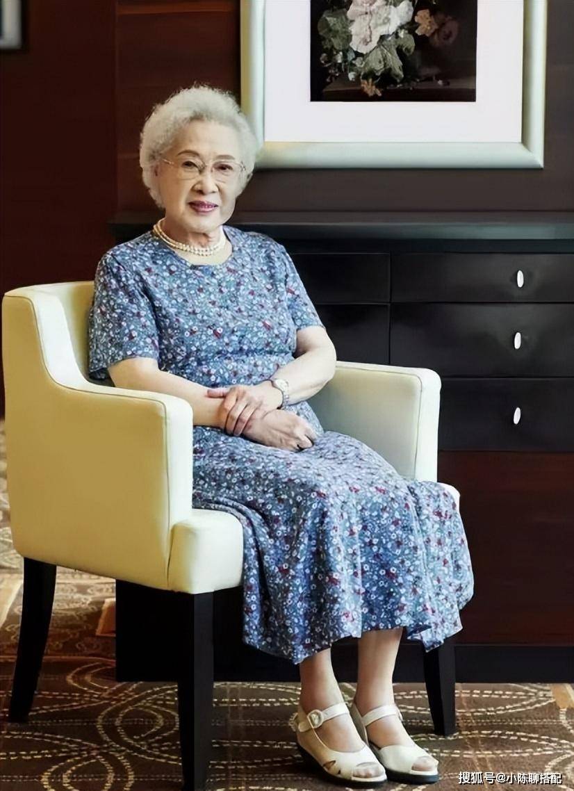 回看秦怡与国际美女同框,女人老了:脸得圆,色要淡,卷发才好看_衣服