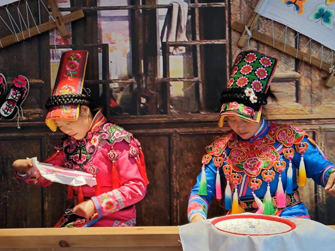 宁强县羌绣非遗文化产业园正式揭牌_发展_羌族_传承