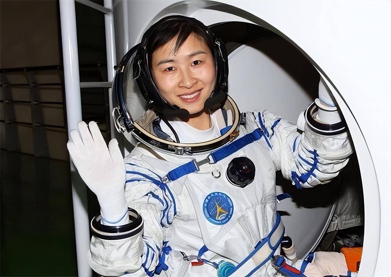 中国首位女航天员,曾结婚8年拒绝生子,飞天前给丈夫留下2条遗言_刘洋