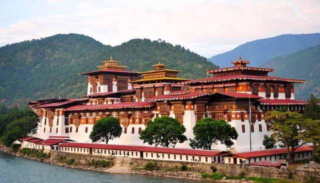 纪实:四世不丹国王,17岁继位,娶同胞4姐妹,一碗水端平后宫_辛格