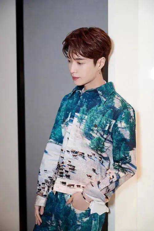 张艺兴伴舞事件引发争议,背带裤成为蔡徐坤梗?