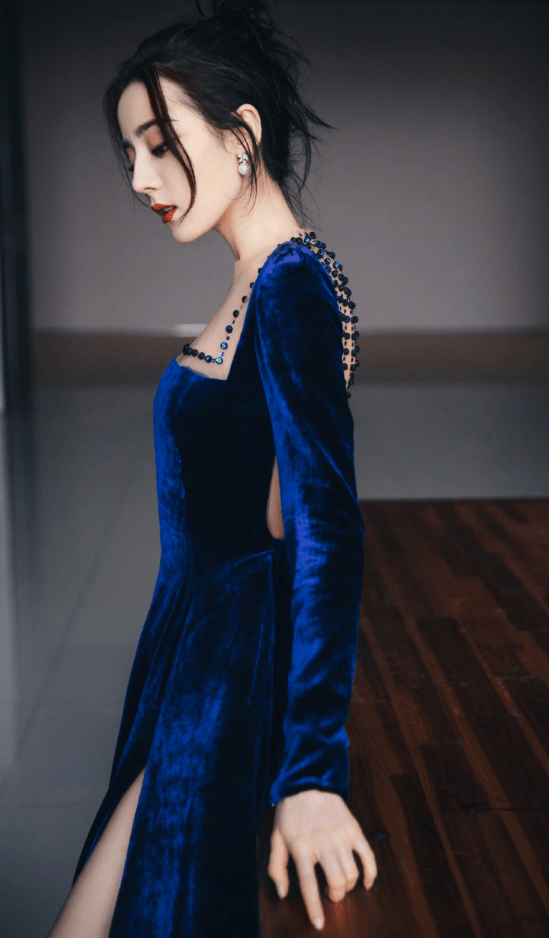 可能有些朋友刚看到迪丽热巴的时候,会以为她是模特,但实际上这是内地