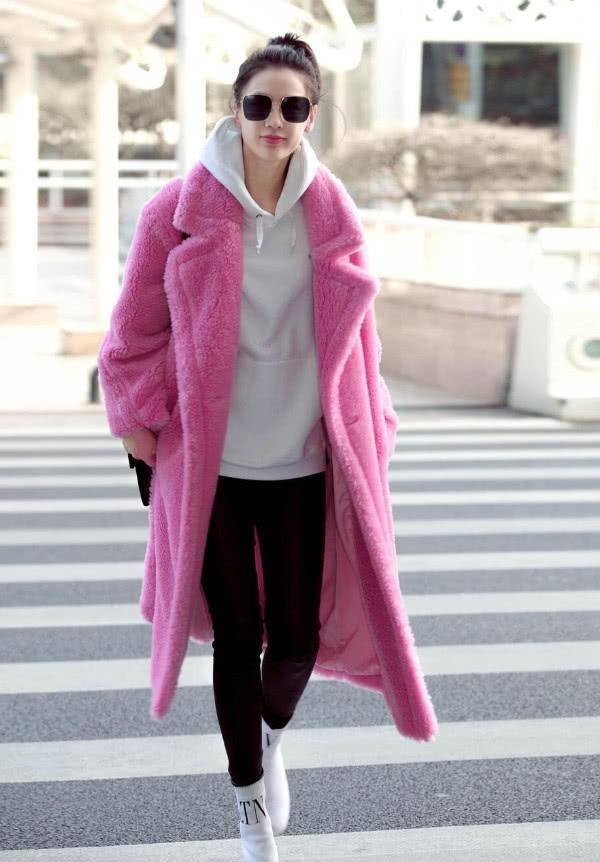 黄圣依究竟刮的什么风,只穿白袜子就出门了?