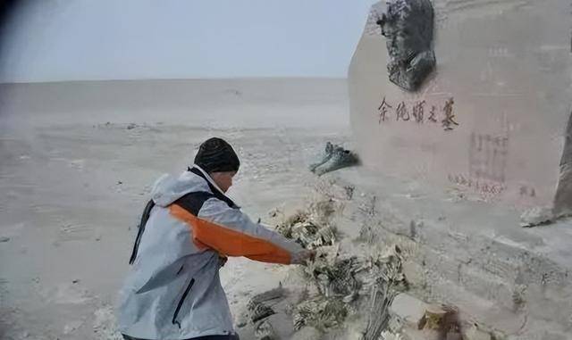 雷殿生在餘純順遇難處祭奠不同於16年前失蹤至今的彭加木,餘純順的