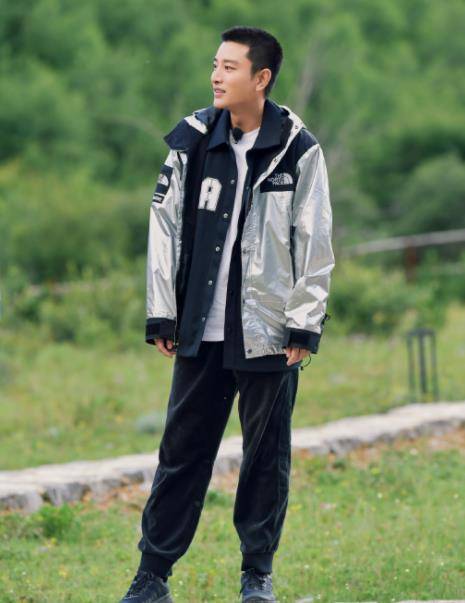 贾乃亮分手后终于逆袭了!健身练出"搓衣板"腹肌,真替小璐后悔