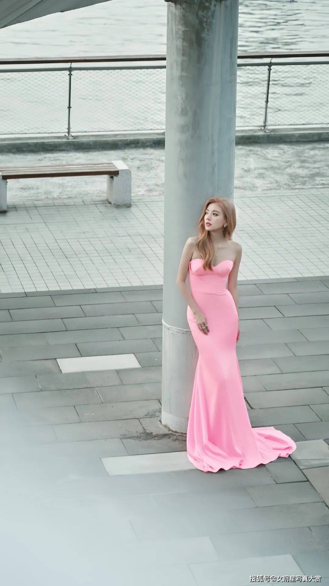 【何瑞贤写真美图】芭比粉长裙,性感温婉,窈窕曼妙_演技_裙子_剧中