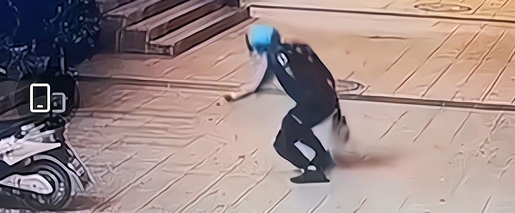 广东一男子当街虐猫，网友怒批：你可以不爱，请别伤害 