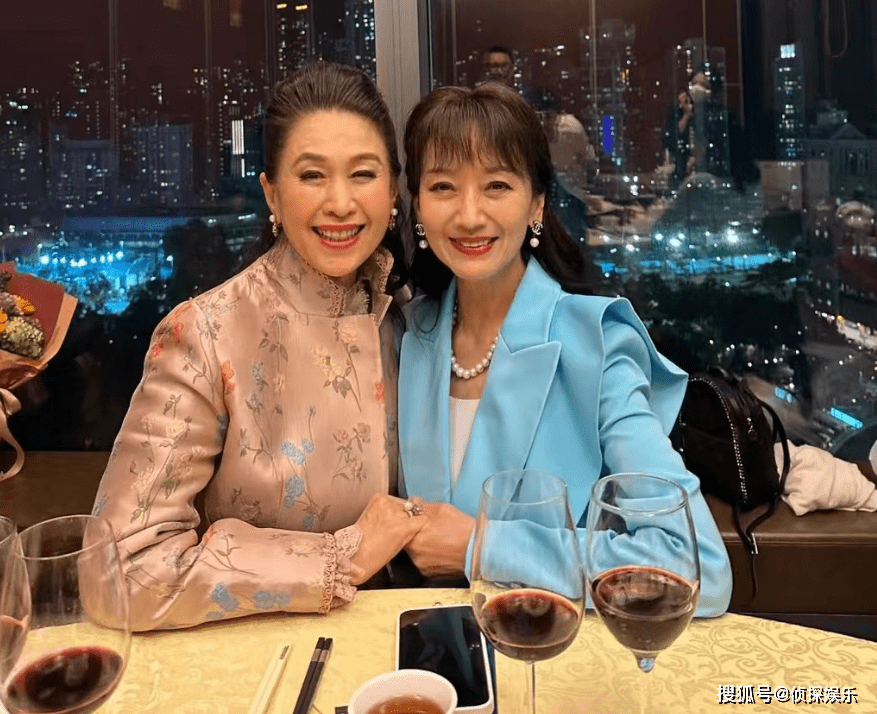 另一个视角下,赵雅芝和闺蜜牵手同框,两人都笑得很开心.