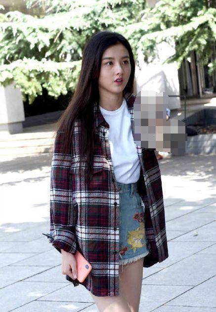 一袭黑色吊带连衣裙气场全开,网友:鹅姐你变了_显得_白色_时尚