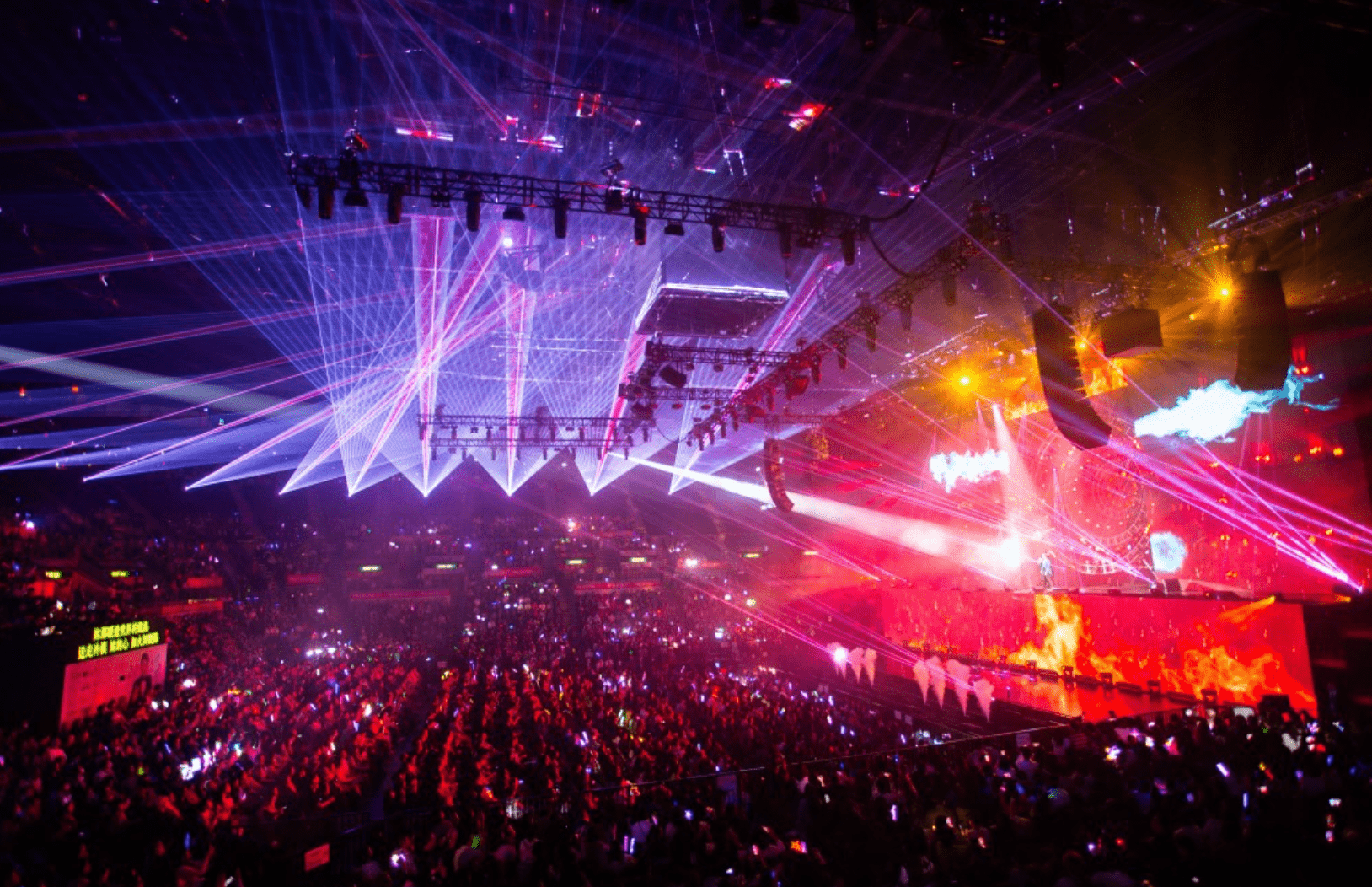 黎明红馆演唱会座无虚席,刘銮雄陪甘比观看,李嘉欣送花篮未到场_黎