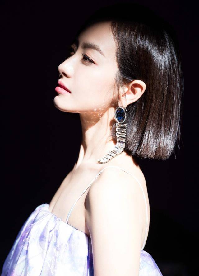 宋茜身穿黑白拼接裙潇洒又帅气,气质满分,美的差点认不出来了_短发