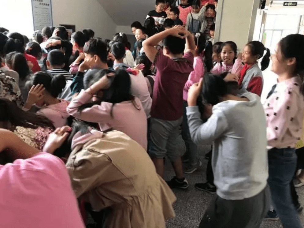 河南一初中发生踩踏事故,致学生1死亡多人受伤,事故原因曝光_进行