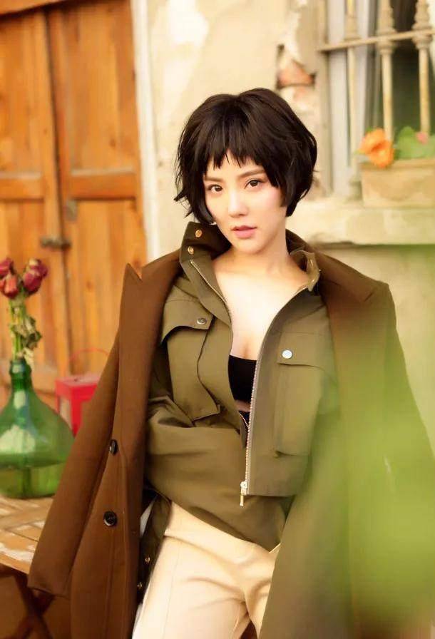 宅男女神赵奕欢女明星,时尚短发的她,秒变穿衣搭配时尚达人_荧屏