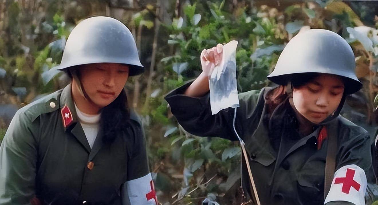 86年老山战场,女战士张茹"亲吻"临终士兵,29年后跨9省寻其墓碑_赵维