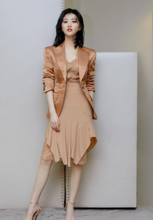 不过今天我们要聊的是衣服搭配,那么我们就拿"景甜"来做案例,看看刚