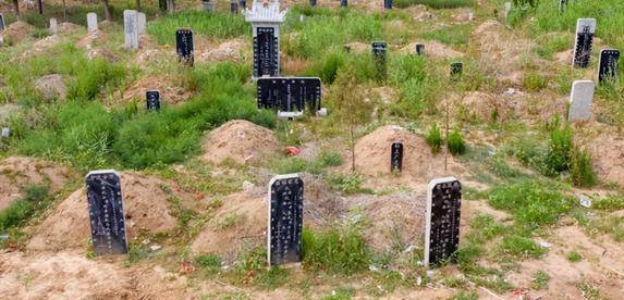 俗话讲"人过五代另起坟,房过三代必走人",啥意思?