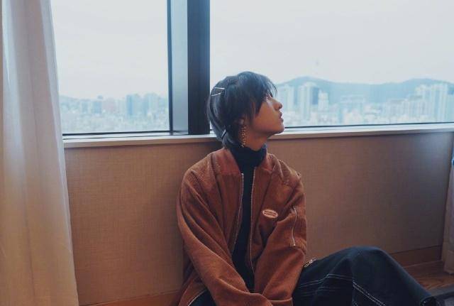 张子枫一件卫衣搭配牛仔裤,显高又显瘦,她剪的短发造型真时髦_个性