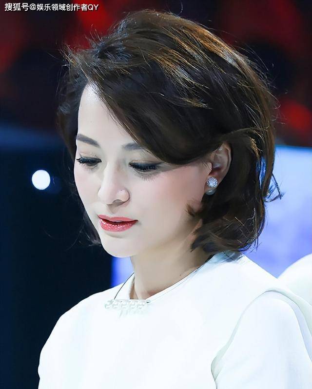 董卿夫妇接孩子放学,49岁的她素颜出镜脸部浮肿沧桑不少_家庭_左翎