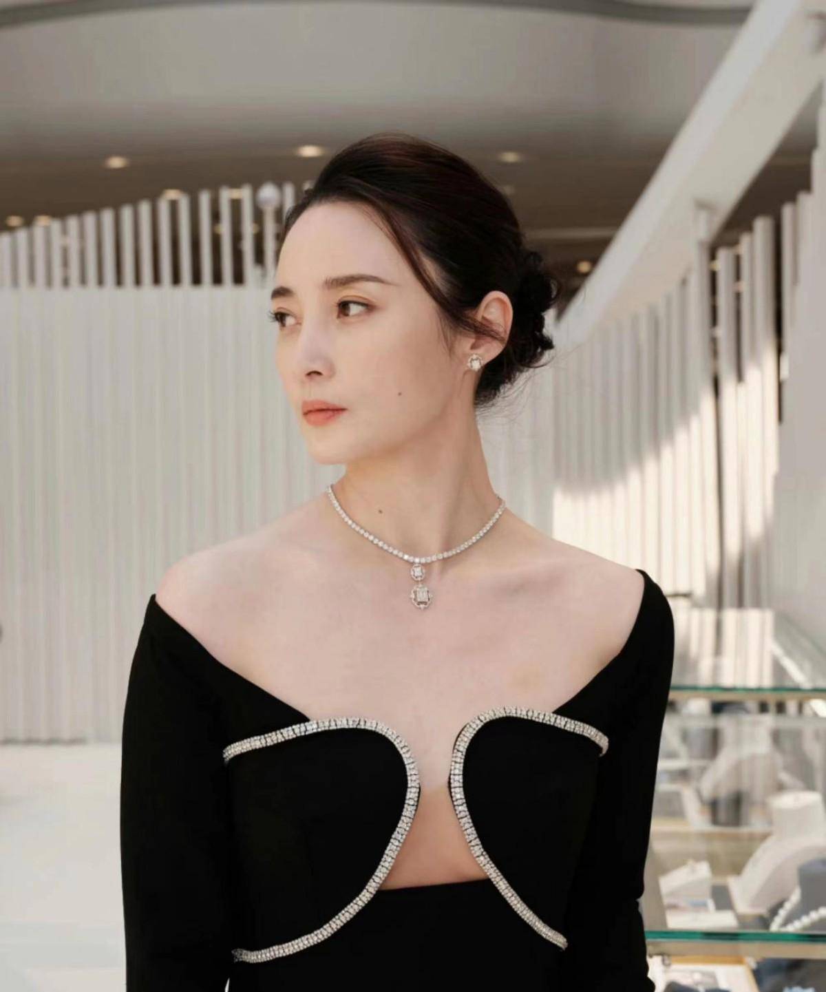 被蒋勤勤生图惊艳到,皮肤零瑕疵白到发光,一身紧身裙毫无赘肉_造型