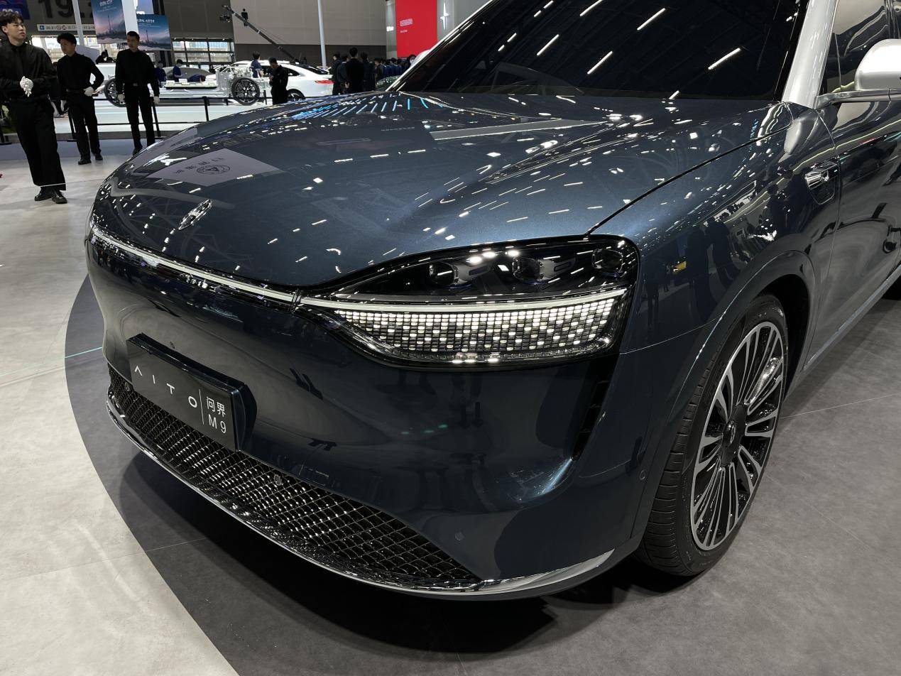 值得一提的是,问界m9还采用了华为提供的xpixel智能车灯,其内部集成了