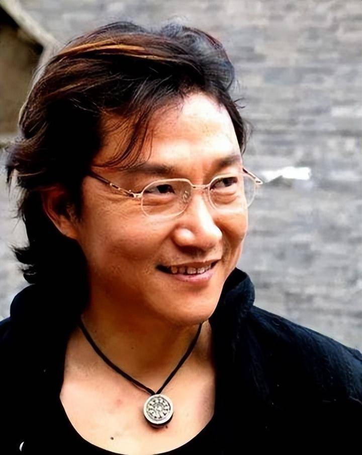 "狠"过孙红雷,蒋雯丽曾暗恋他,走红娶洋老婆,混血女