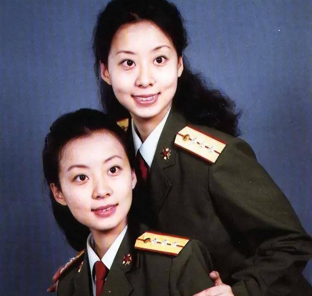 1999年阅兵式上,最美双胞胎女兵红遍全国,后来为何选择平凡?