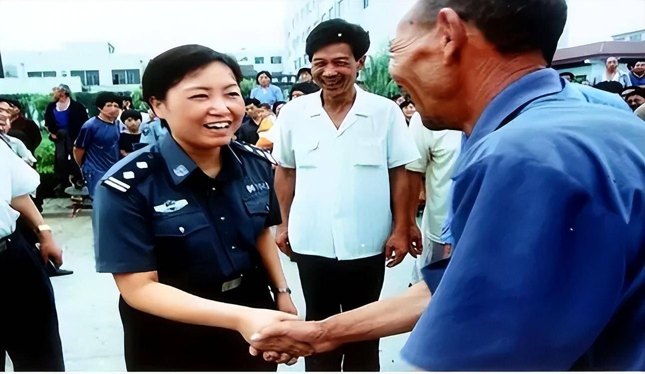 任长霞丈夫,45岁去世后与妻子合葬,他们唯一的儿子生活得怎么样