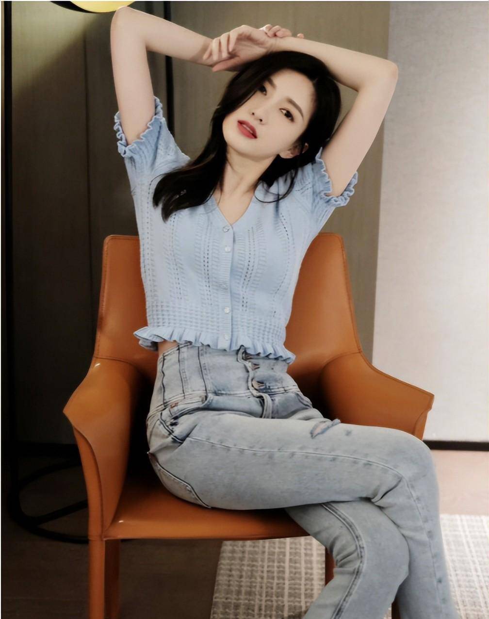 江疏影:紧身牛仔裤搭配休闲衬衣,魅力又自信