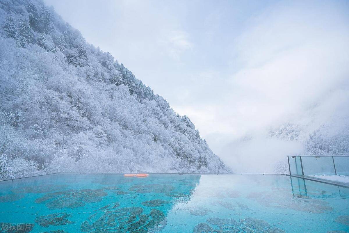 仙山瑶池般的地方,雪山下泡温泉的唯美感.