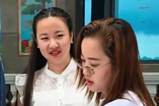 明学昌女儿明菊兰在活动场合看似大家闺秀,可真实的她是人面兽心_诈骗_生活_家族