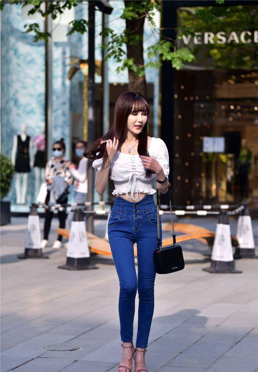 12厘米高跟凉鞋搭配高腰紧身牛仔裤非常好看_美女_组合_生活