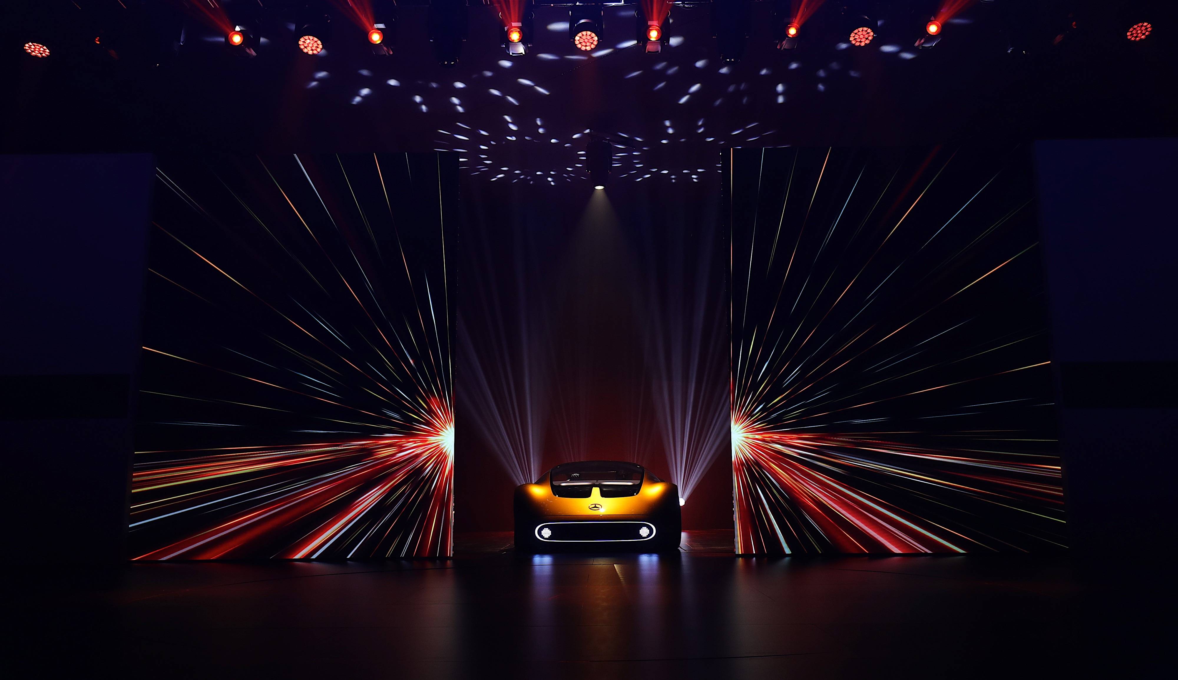 前后配备像素风格的显示屏,不仅延续了c 111实验车扁平的圆角矩形设计