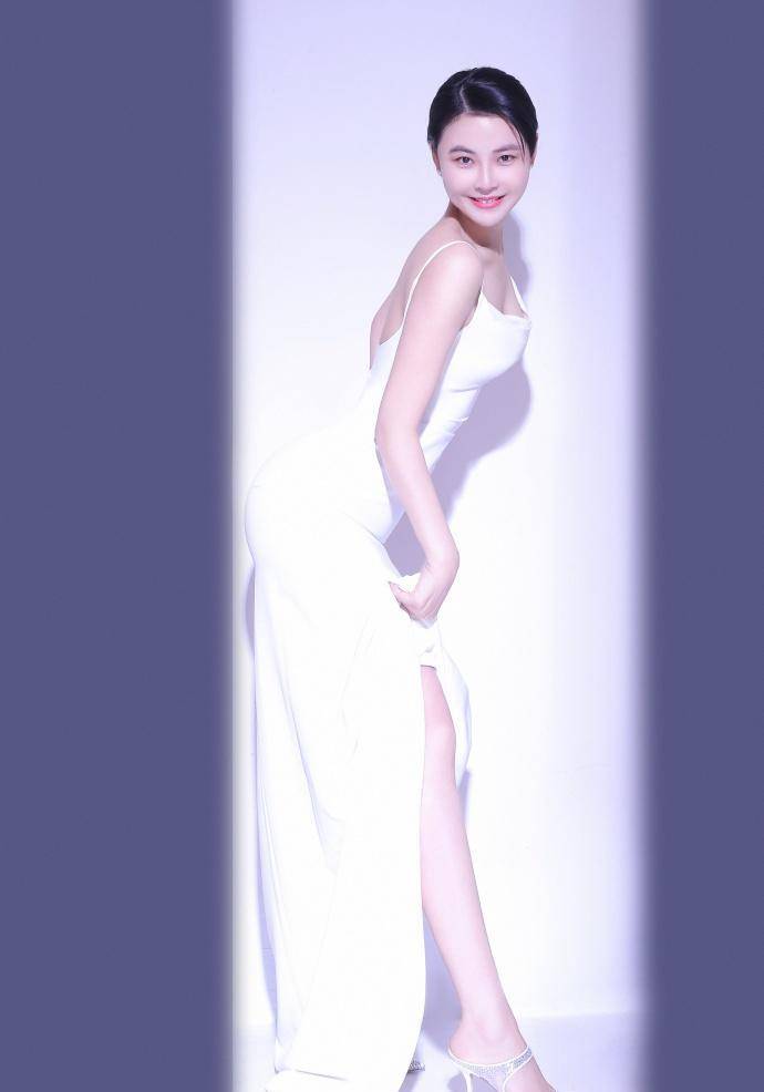 亚洲小姐冠军吴丹穿着白色上衣和粉色紧身裤的运动照,迷人_照片_中国