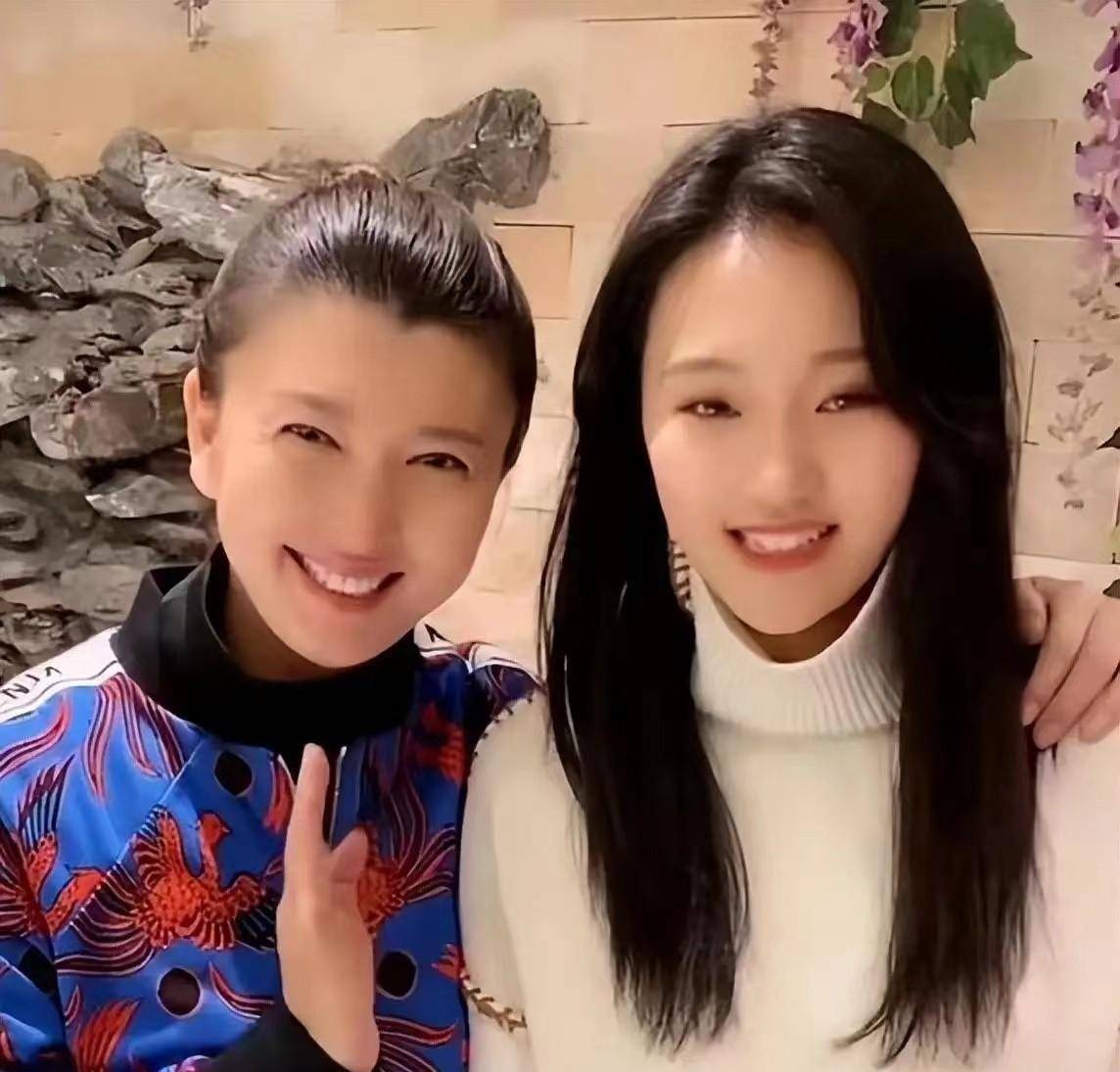 严学静和儿媳妇同框,穿着休闲装,她的身材明显走样了,高瘦儿媳妇穿