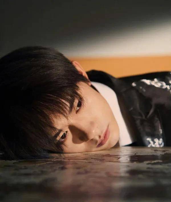易烊千玺大方晒出"浴缸照",看到拍照姿势后:千纸鹤瞬间心疼了_照片