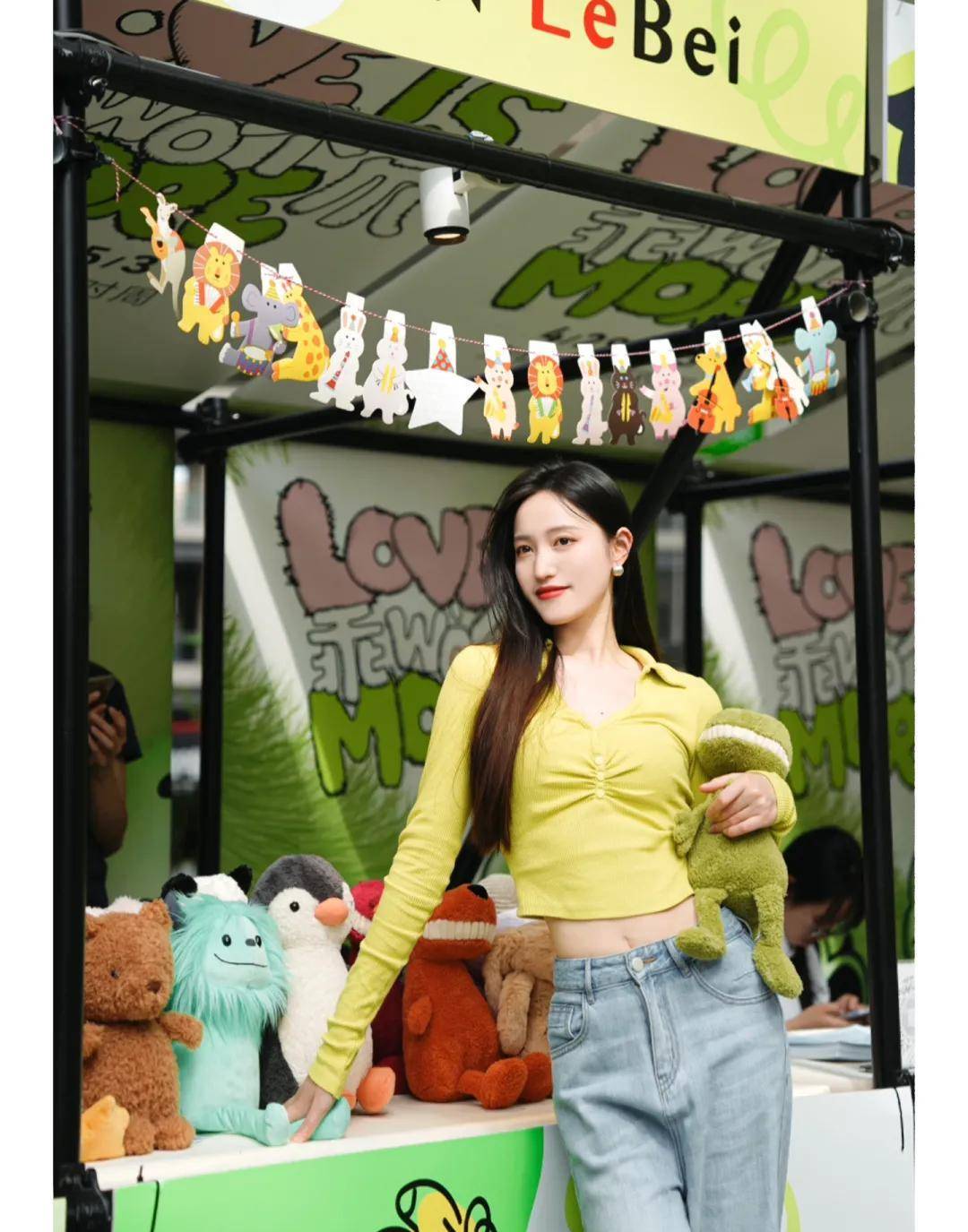 下半身选择直筒阔腿裤,假腿粗腿非常女生友好,浅蓝色牛仔裤看起来更加