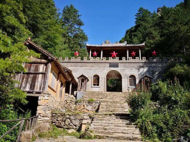 抱犊寨风景区有"天下奇寨","抱犊福地"之誉_石家庄_旅游区_山顶