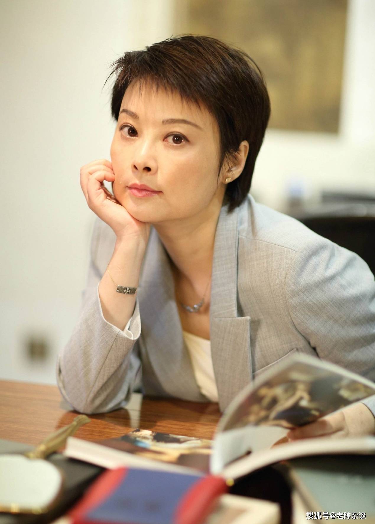 除了事业上的成就,袁立还积极参与公益慈善活动,她的爱心行动赢得了