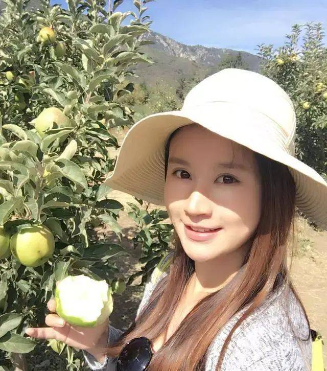 她是著名主持人,初嫁北大才子,二嫁富二代,今34岁独自带儿子_伏玟晓