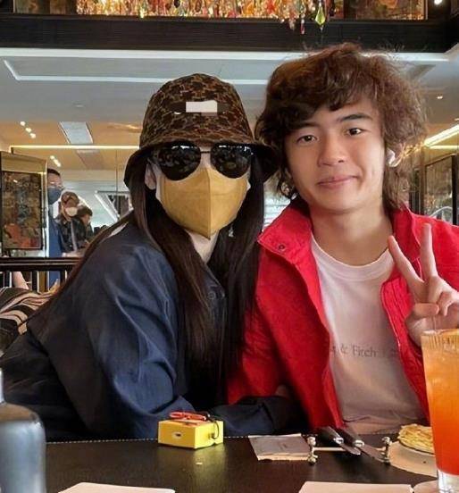 谢霆锋带着大儿子现身澳洲滑雪,两个人被传复合,很快张柏芝经纪人否认