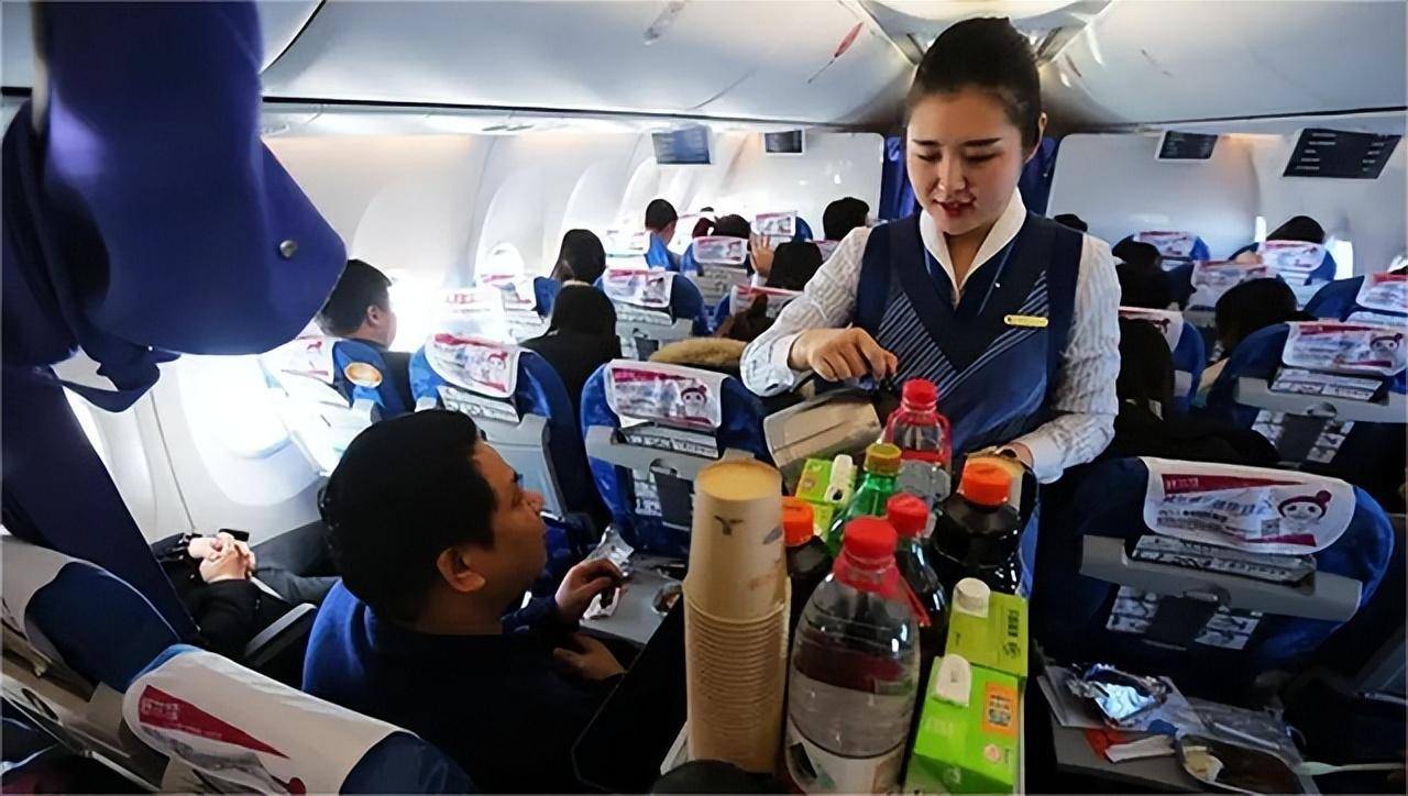 航空公司通常在餐车或服务区附近设置饮料柜台,这也是允许乘客自信