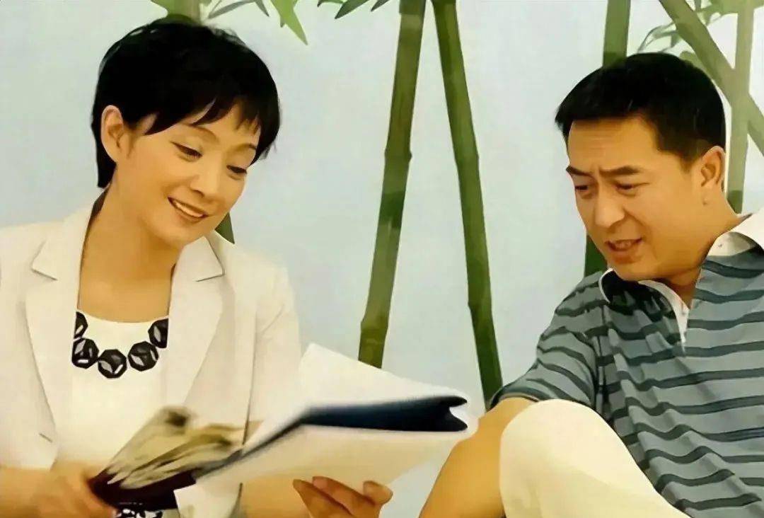 张嘉译娶的二婚老婆太值了!他笑的合不拢嘴,王海燕穿半裙还甜美!