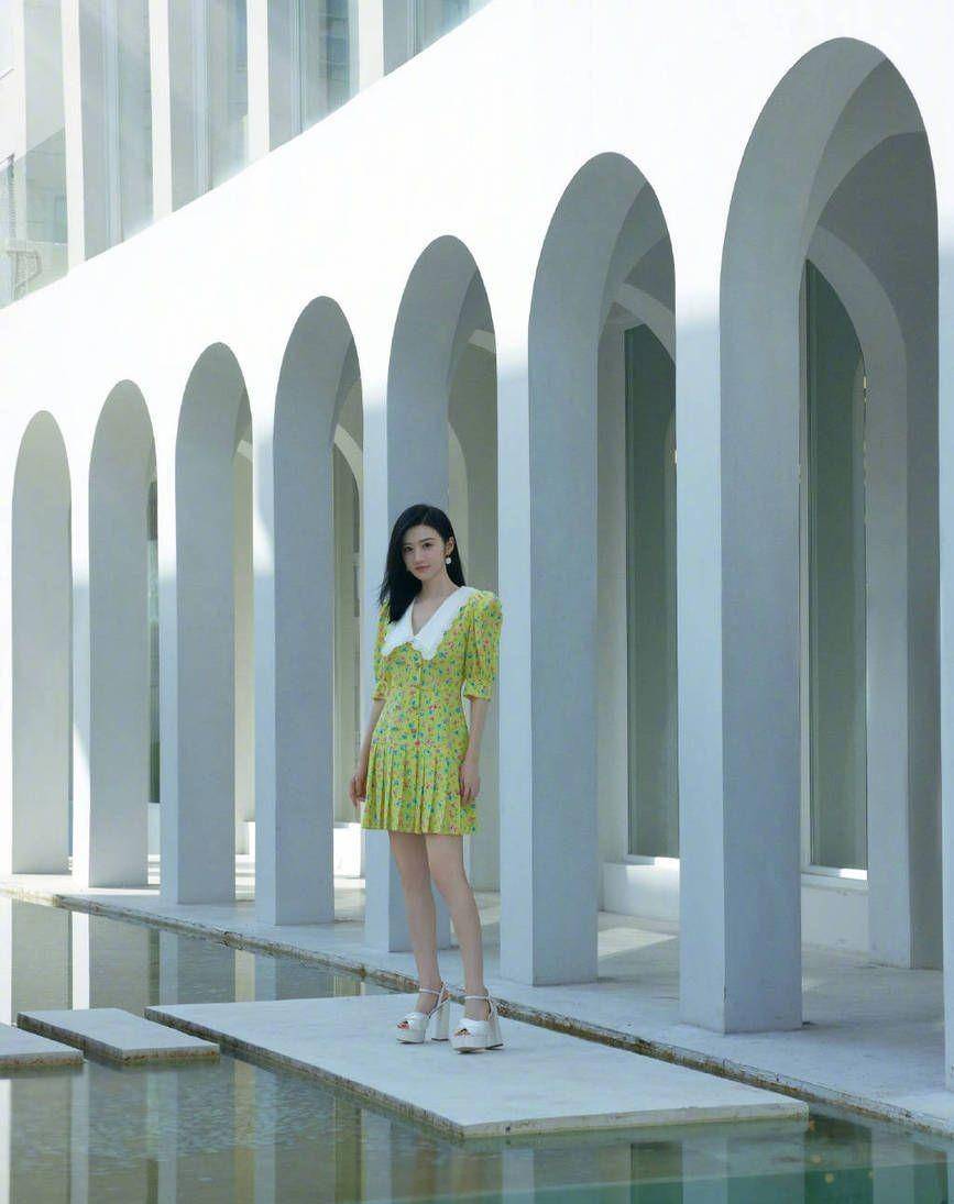 景甜一袭花裙显得复古精致,乌黑的头发与雪白的肌肤形成鲜明对比_气息