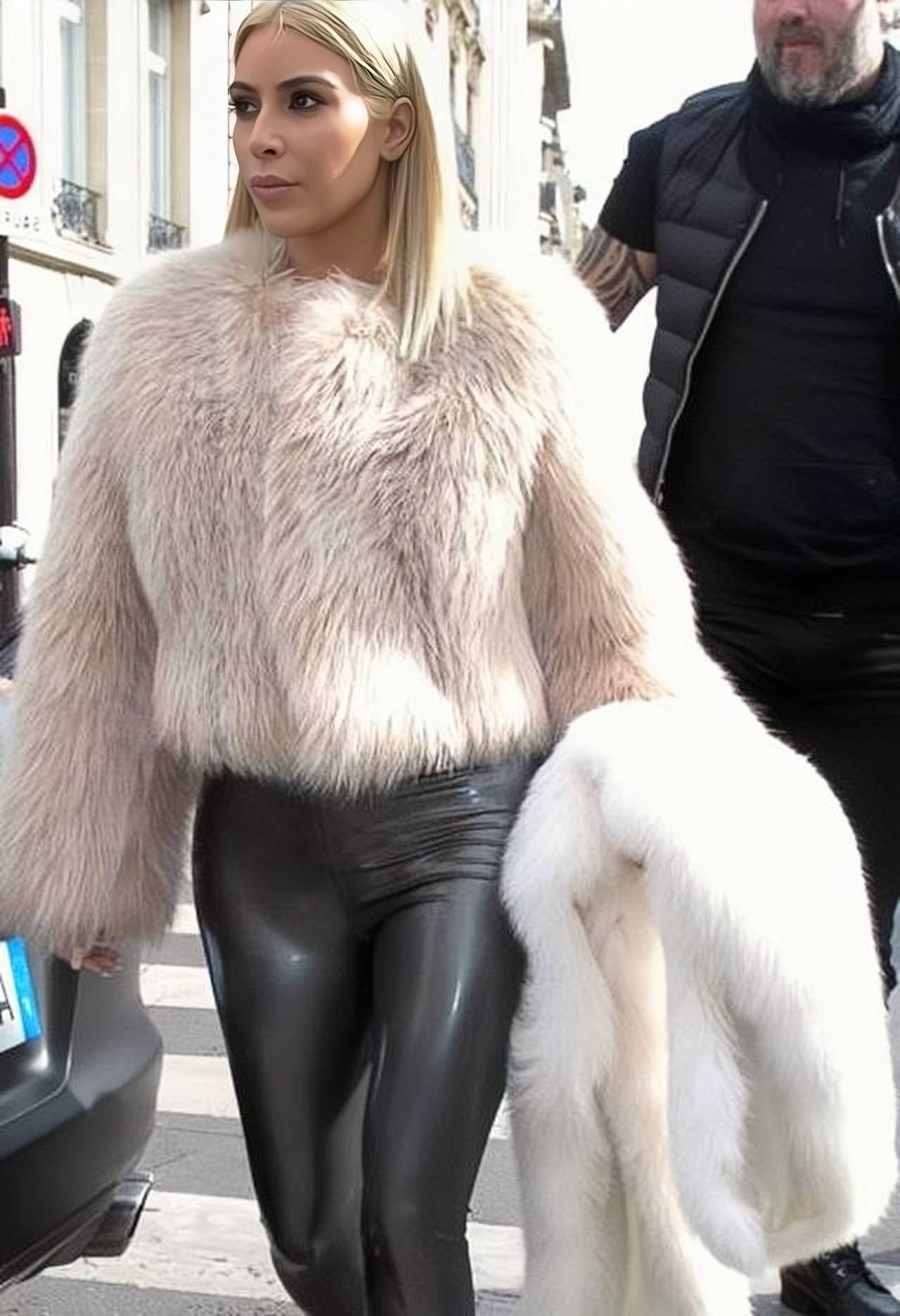 卡戴珊作为时尚圈的代表人物,她的每一次亮相都备受关注.